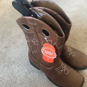 Boots Childs, NEW Wonder Nation Unisex size 3 Never Worn. Pristine condition.